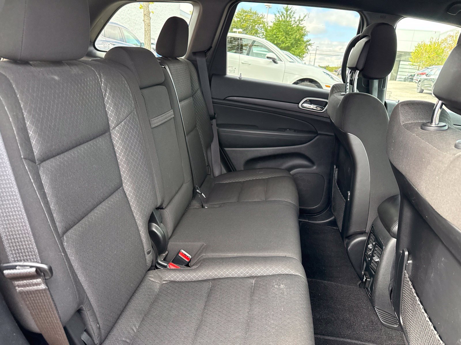 Used 2021 Jeep Grand Cherokee Laredo w/ Security & Convenience Group AWD/4WD image 15