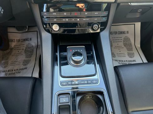 Used 2019 Jaguar F-PACE Premium image 29