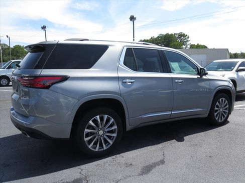 Used 2023 Chevrolet Traverse Premier FWD image 3