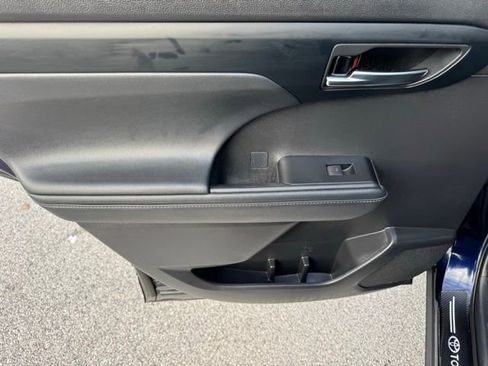 Used 2021 Toyota Highlander XLE image 24