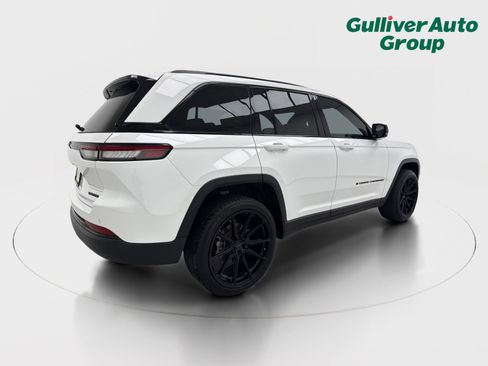 Used 2025 Jeep Grand Cherokee Limited w/ Black Appearance Package image 9