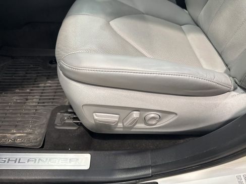 Used 2023 Toyota Highlander Limited image 18