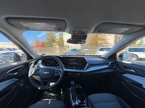 Used 2025 Chevrolet Trax LT image 31