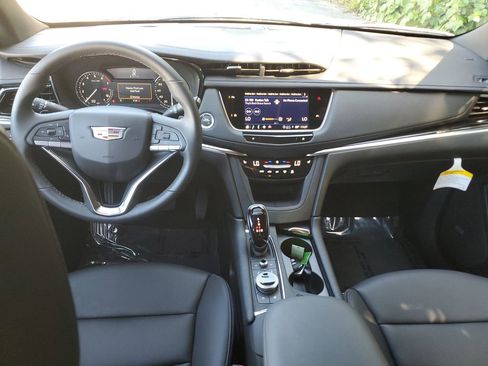 New 2025 Cadillac XT6 Luxury image 14