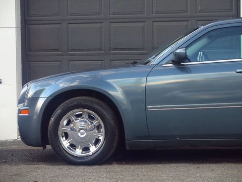 Used 2005 Chrysler 300 Touring RWD image 29