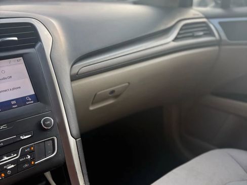 Used 2019 Ford Fusion SE image 19