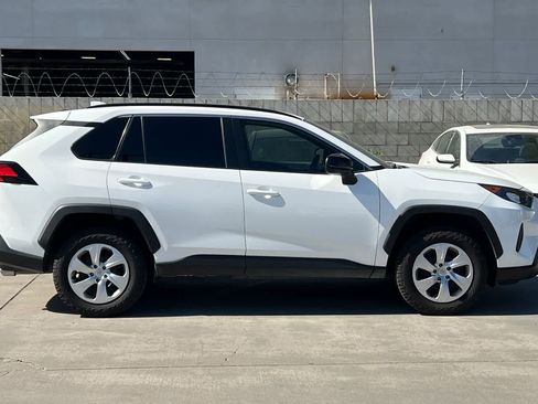 Used 2020 Toyota RAV4 LE FWD image 9