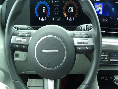 Used 2025 Hyundai Kona SEL FWD image 17