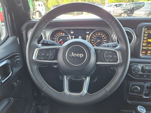 Used 2023 Jeep Gladiator Overland AWD/4WD image 16