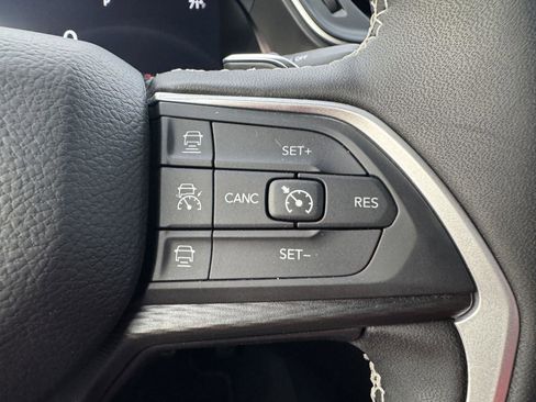 Used 2025 Jeep Grand Cherokee Altitude AWD/4WD image 18
