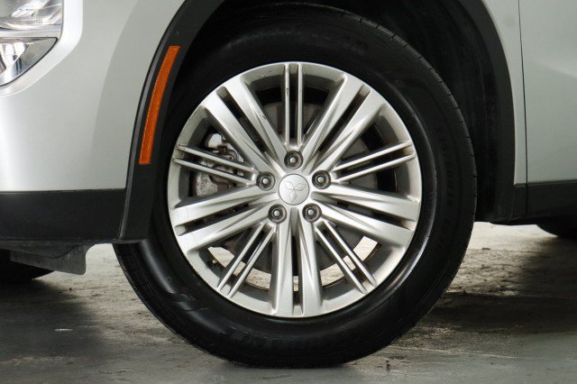 Used 2023 Mitsubishi Outlander ES FWD image 3