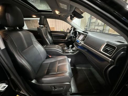 Used 2019 Toyota Highlander SE AWD/4WD image 30