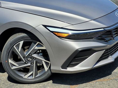 New 2025 Hyundai Elantra SEL image 11