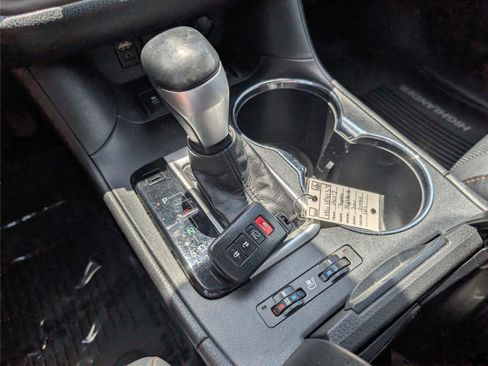 Used 2017 Toyota Highlander Limited image 17