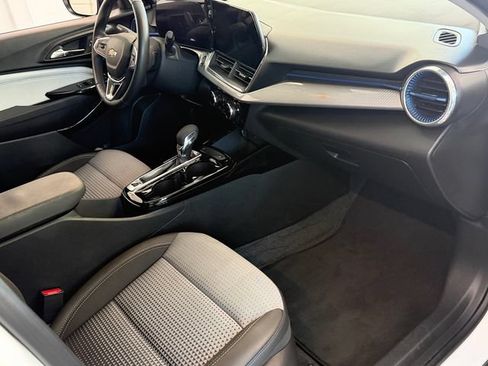 Used 2024 Chevrolet Trax LT w/ LT Convenience Package FWD image 17