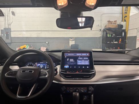 Used 2025 Jeep Compass Limited image 18