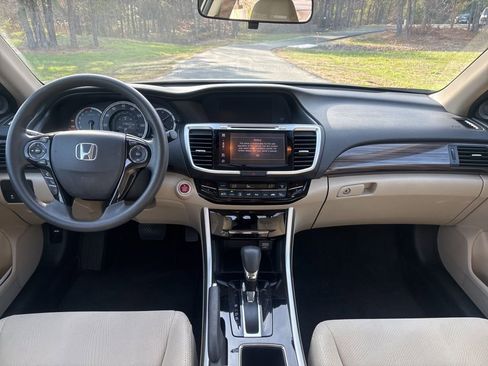 Used 2017 Honda Accord EX image 19