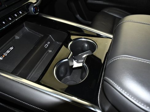 Used 2025 Chevrolet Suburban Z71 image 32