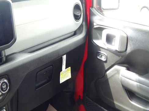 Certified 2024 Jeep Gladiator Sport AWD/4WD image 30