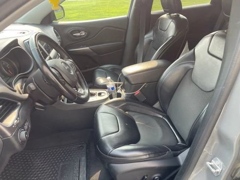 Used 2019 Jeep Cherokee Latitude Plus w/ Cold Weather Group AWD/4WD image 10
