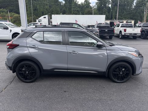 Used 2022 Nissan Kicks SR w/ Premium Package FWD image 5