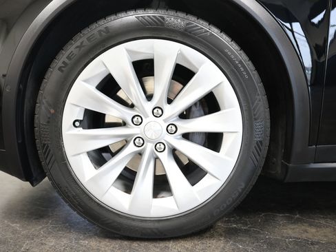 Used 2018 Tesla Model X 75D image 19