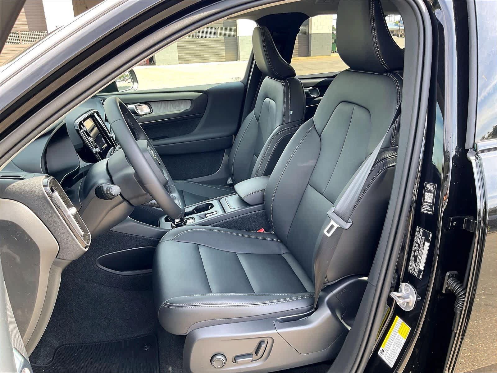 New 2026 Volvo XC40 B5 Core w/ Climate Package AWD/4WD image 11