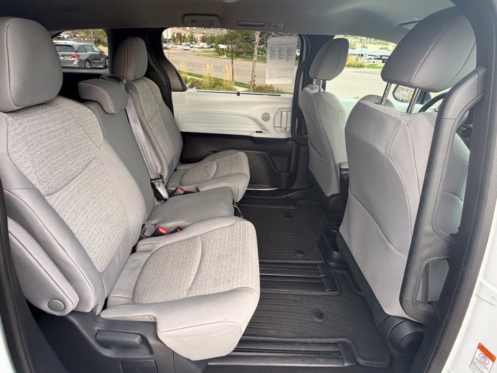 Used 2025 Toyota Sienna LE AWD/4WD image 33