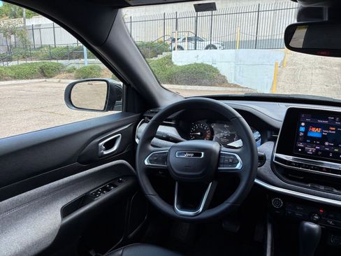 Used 2025 Jeep Compass Latitude image 33