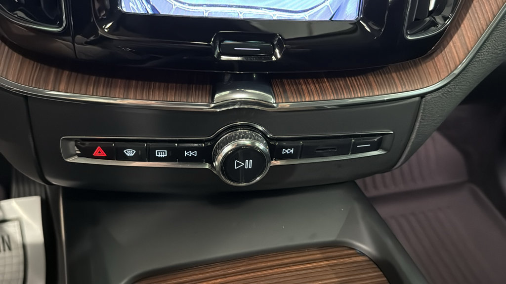 Used 2024 Volvo XC60 T8 Plus w/ Protection Package Premier AWD/4WD image 17