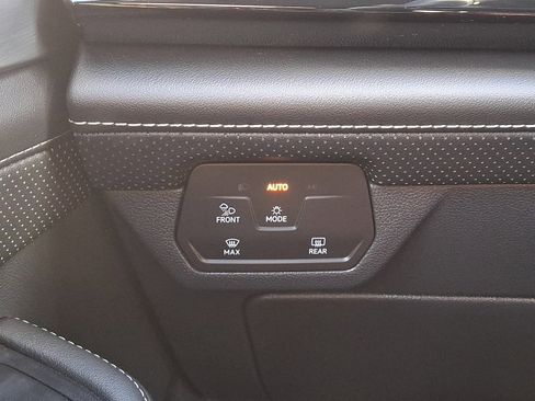 Certified 2025 Volkswagen Atlas Cross Sport SE image 21