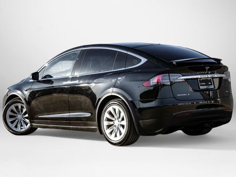 Used 2018 Tesla Model X 75D image 8