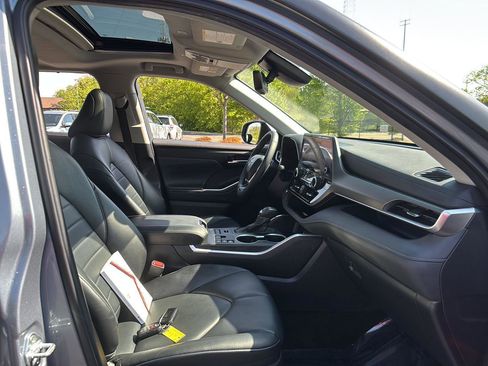 Used 2024 Toyota Highlander XLE AWD/4WD image 20