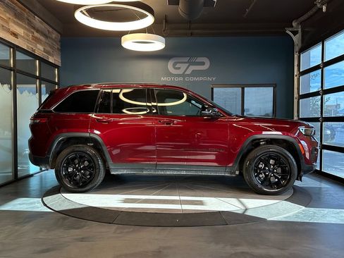 Used 2024 Jeep Grand Cherokee Altitude AWD/4WD image 2