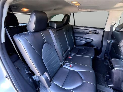 Used 2023 Toyota Highlander XLE AWD/4WD image 20