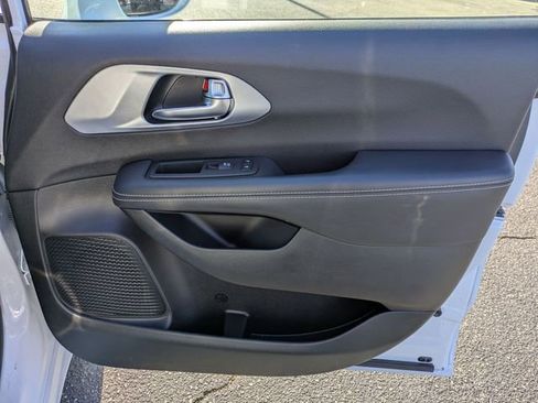 Used 2021 Chrysler Pacifica Touring w/ S Appearance Package image 40