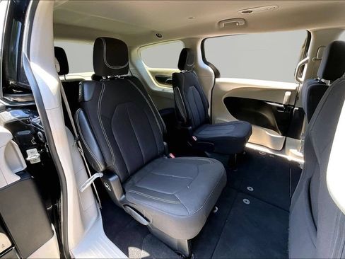 Used 2023 Chrysler Voyager LX FWD image 17