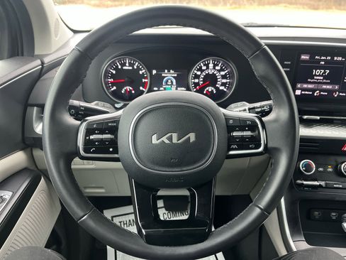 Used 2024 Kia Carnival LX image 18