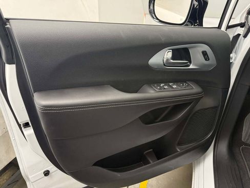 New 2026 Chrysler Pacifica Limited image 19