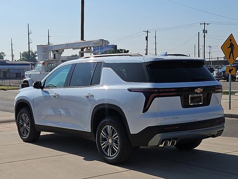 New 2026 Chevrolet Traverse LT w/ Driver Confidence Package FWD image 3