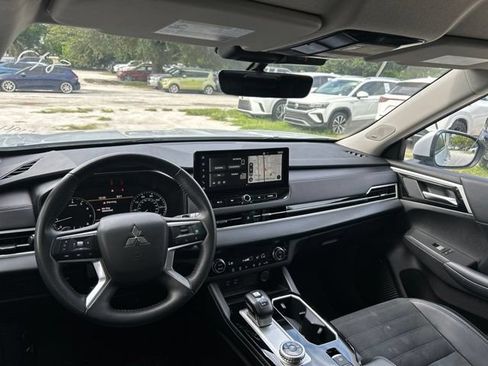 Used 2025 Mitsubishi Outlander SE FWD image 15