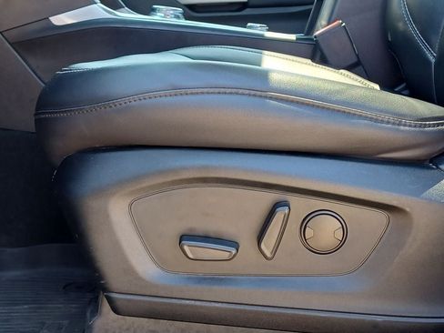 Used 2022 Ford Explorer XLT w/ Equipment Group 202A AWD/4WD image 9
