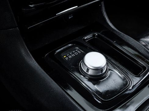 Used 2018 Chrysler 300 S AWD/4WD image 33