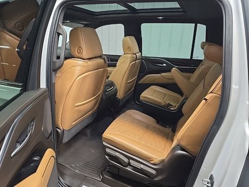 Used 2022 Cadillac Escalade ESV Premium Luxury image 38