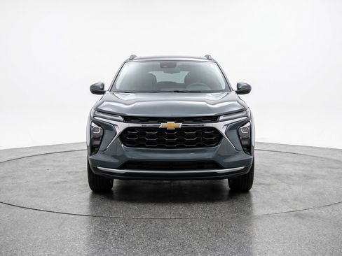 Used 2025 Chevrolet Trax LT w/ LT Convenience Package FWD image 2
