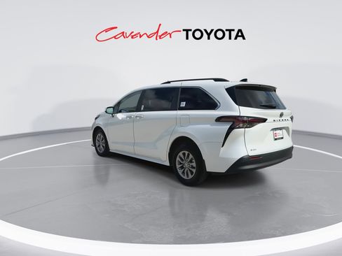 Used 2026 Toyota Sienna XLE image 6