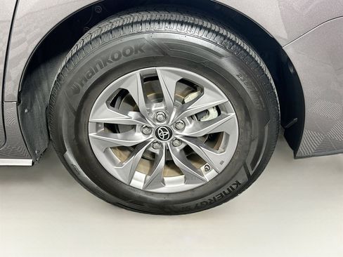 Used 2021 Toyota Sienna XLE image 11