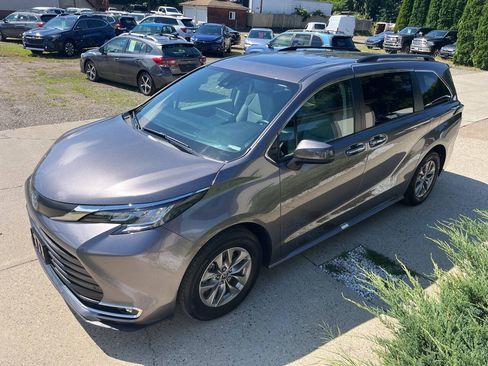 Used 2022 Toyota Sienna XLE FWD image 4