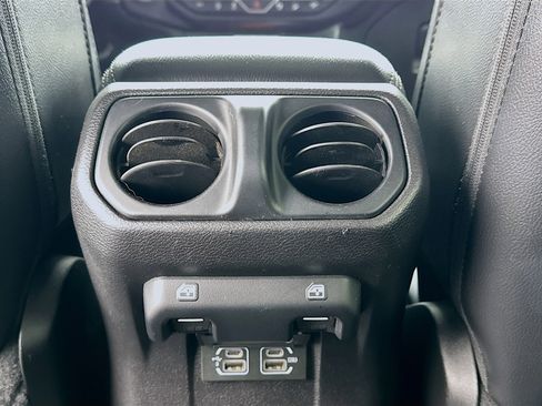 Used 2019 Jeep Wrangler Unlimited Sahara w/ Quick Order Package 24M Moab AWD/4WD image 17