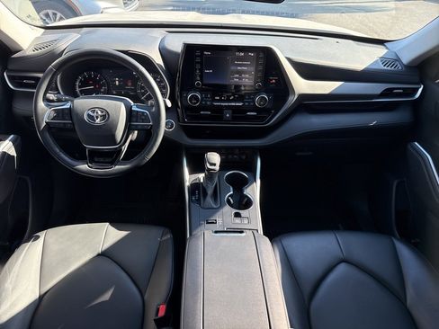 Used 2020 Toyota Highlander XLE image 18